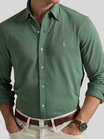 Mannenmodel draagt Regular Fit vrijetijdsoverhemd uit puur katoen van Polo Ralph Lauren in groen, lange mouwen, Nahaufnahme Oberkörper.