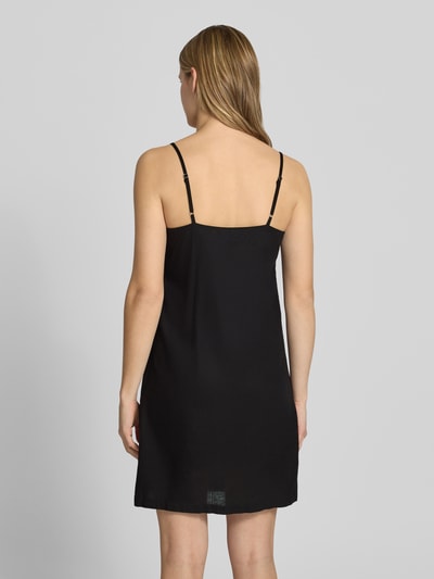 Frauenmodel trägt ausgestelltes Minikleid aus Viskose-Leinen-Mix Modell 'PIA' von Pieces, unifarben, Mini-Länge, Ganzkörperansicht Rückansicht.