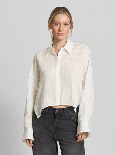 Vrouwenmodel draagt Relaxed Fit blouse met overhemdkraag, lyocellmix, verdekte knoopsluiting, model 'OSHIA' van Drykorn, dames, Ganzkörperansicht van voren.