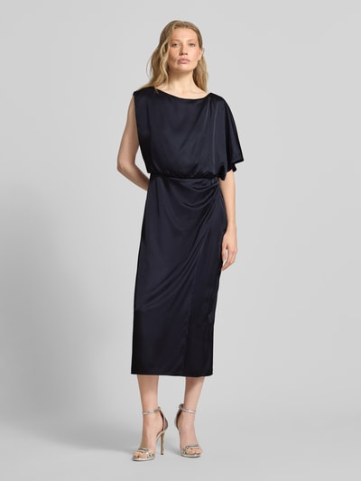 Frauenmodel trägt Schimmerndes Midikleid im One-Shoulder-Look von Comma, Dunkelblau, Material-Mix mit Viskose-Anteil, Gerader-Schnitt, Rundhalsausschnitt, Schimmernd, Rückenlänge 118 cm, Brustweite 35 cm, Ganzkörperansicht von vorne.