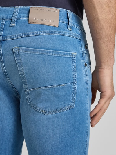Männermodel trägt Regular Fit Jeans mit Eingrifftaschen von bugatti in Hellblau, Baumwoll-Mix mit Stretch-Anteil, Detailaufnahme Rückansicht.