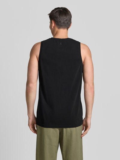 Männermodel trägt Relaxed Fit Tank Top aus reine Baumwolle von Armedangels, efekt: jednolity kolor, krój relaxed fit, okrągły dekolt, szerokie ramiączka, materiał: bawełna, Ganzkörperansicht Rückansicht