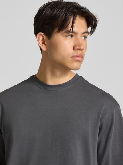 Männermodel trägt Herren T-Shirt von Blend aus Reine Baumwolle, Oversized-Schnitt, Modell 'FISHER', Rundhalsausschnitt, Nahaufnahme Oberkörper.