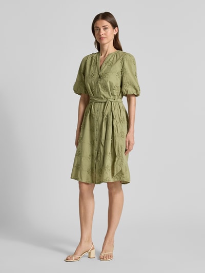 Vrouwenmodel draagt Regular Fit tuniekjurk met ballonmouwen van s.Oliver RED LABEL, look: effen, knielang, V-hals, knoopsluiting, met riem, plooien, 3d-borduursel, materiaal: puur katoen; geheel aanzicht voorkant