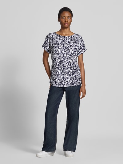 Vrouwenmodel draagt Relaxed Fit T-shirt uit zuiver viscose met all-over bloemenprint van Christian Berg Woman, ronde hals, Dames t-shirt, Ruglengte maat 36: 62 cm, mouwlengte maat 36: 27 cm, donkerblauw-wit, Ganzkörperansicht von vorne.