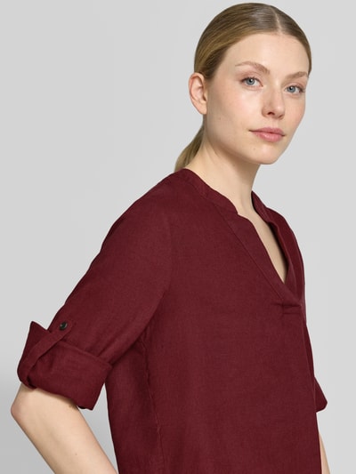 Vrouwenmodel draagt Relaxed Fit Tunika uit mix van linnen en viscose met V-hals, effen kleuren, 3/4-mouw met manchet, s.Oliver RED LABEL, detailopname schouder en bovenlichaam.