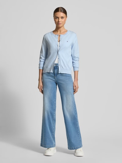 Frauenmodel trägt Regular Fit Strickjacke aus Baumwoll-Mix von Tommy Hilfiger, gestreiftes Allover-Muster, Rundhals, Feinstrick, Ganzkörperansicht von vorne.