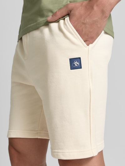 Männermodel trägt Shorts mit Label-Badge und elastischem Bund van Scotch & Soda, puur katoen, regular fit, detailopname bovenbeen.