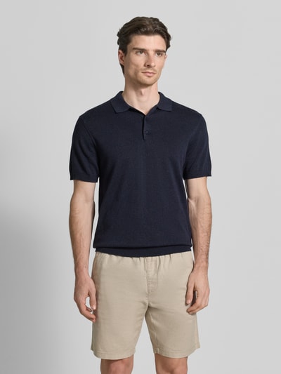 Männermodel trägt Regular Fit Poloshirt mit Knopfleiste Modell 'BELLS' von Casual Friday, dunkelblau, glatte Struktur, Ganzkörperansicht von vorne. Baumwoll-Lyocell-Mix, Strickshirt, Rückenlänge bei Größe M 70 cm.