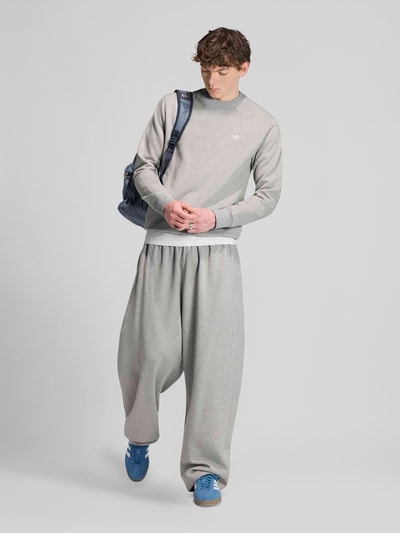 adidas Originals Regular Fit Sweatshirt aus Baumwoll-Mix mit Logo-Stitching Mittelgrau Melange 1