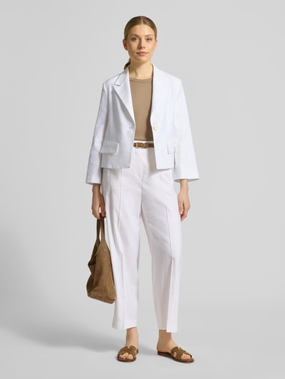 Frauenmodel trägt Blazer aus Leinen-Mix mit Reverskragen von Windsor in Weiß mit Knopfverschluss, Pattentaschen, Trompetenärmel, Regular-Fit, Ganzkörperansicht von vorne. Rückenlänge 52 cm, Brustweite 45 cm, Ärmellänge 54 cm, Größe 36.