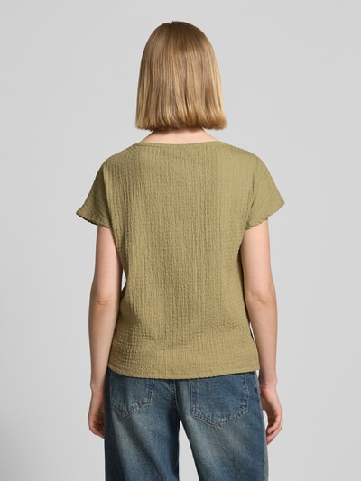 Frauenmodel trägt Damen T-Shirt mit Strukturmuster und Rundhalsausschnitt von Betty Barclay aus Material-Mix mit Stretch-Anteil in Regular-Fit, Rückenlänge 48 cm bei Größe 36, ganzkörperansicht Rückansicht.