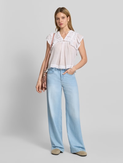 Vrouwenmodel draagt Wide Leg Jeans model 'FLARE' van Liu Jo White in lichtblauw, mix van katoen en lyocell, steekzakken, wide leg, bandwijdte maat 27: 40 cm, binnenbeenlengte maat 27: 88 cm, dames jeans, full body vooraanzicht.