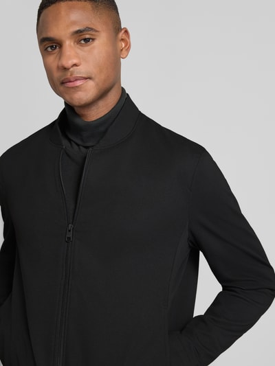 Männermodel trägt Regular Fit Sweatjacke mit Viskose-Anteil Modell 'Cross' von CINQUE in Schwarz, strukturierte Oberfläche, Nahaufnahme Oberkörper. Elastischer Material-Mix, Stehkragen, Reißverschluss, elastische Abschlüsse.