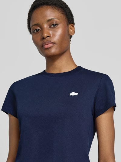 Vrouwenmodel draagt donkerblauw Slim Fit Sport-T-Shirt uit katoenmix van Lacoste, dames sport-t-shirt, close-up bovenlichaam