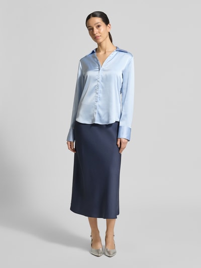 Frauenmodel trägt Regular Fit Bluse mit V-Ausschnitt von Calvin Klein Womenswear in Hellblau, Material-Mix mit Stretch, Ganzkörperansicht von vorne