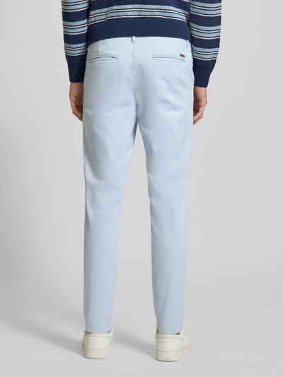 Männermodel trägt Slim Fit stoffen broek met achterzakken Model 'Marco' van JACK & JONES in lichtblauw katoenmix, Ganzkörperansicht Rückansicht.