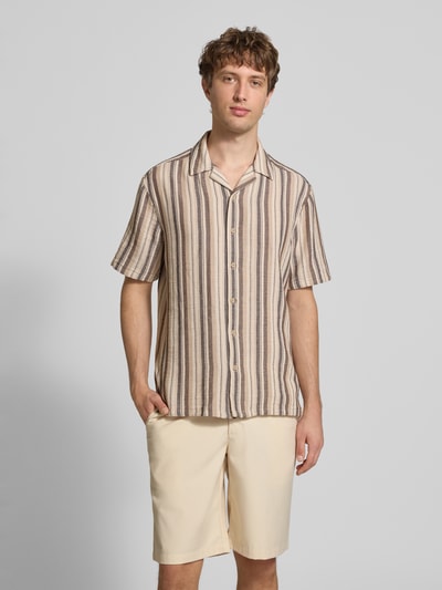 Männermodel trägt Regular Fit Freizeithemd aus Baumwoll-Mix Modell 'TREV LIFE' von Only & Sons mit Optik:Allover-Muster, Ganzkörperansicht von vorne.