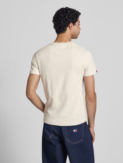 Männermodel trägt Regular Fit T-Shirt mit Logo-Stitching von Superdry aus Reiner Baumwolle, Naturfarben, Rückenlänge 69 cm, Rückenansicht