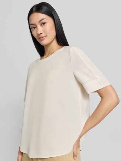Frauenmodel trägt Blusenshirt mit Rundhalsausschnitt von Marc Cain, heller Chiffon, schimmernder Kontraststreifen, Regular Fit, Nahaufnahme Oberkörper