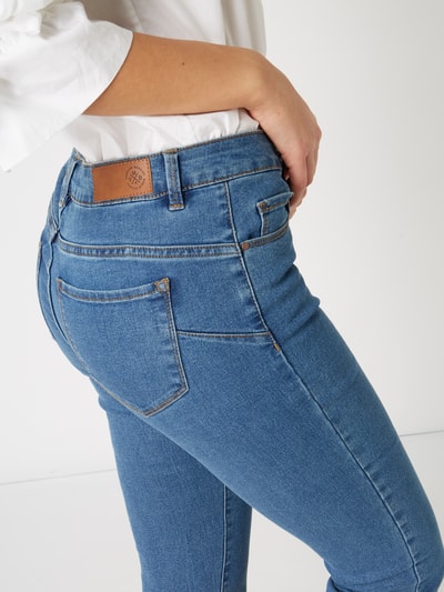 Vero Moda Spodnie capri jeansowe z bawełny z dodatkiem streczu Jeansowy niebieski 6