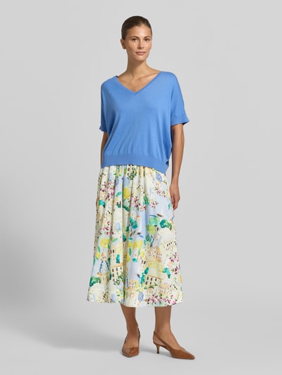 Frauenmodel trägt Midirock im Allover-Look mit elastischem Bund von Milano Italy aus Reine Baumwolle, bunte Farben, A-Linie, Ganzkörperansicht von vorne.