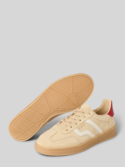 Productfoto, Sneaker uit echt leer model 'Cuzima' van Gant, afgeronde fit, crèmekleurig met rood detail, geprofileerde zool, logo-design.