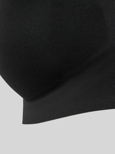 Frauenmodel trägt Triangel-BH mit breiten Trägern von Mey aus schwarzem Material-Mix mit Stretch-Anteil, Unwattiert, Detailaufnahme.