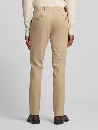 Männermodel trägt Hose mit Gesäßtaschen Modell 'Lupus' von Mmx in Beige aus Baumwoll-Elasthan-Mix, Slim-Fit, Ganzkörperansicht Rückansicht. Bundweite 42 cm, Innenbeinlänge 83 cm, Eingrifftaschen.