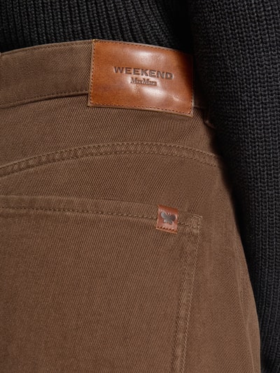 Vrouwenmodel draagt bruine Wide & Loose Fit Jeans uit pure katoen ORDINE van Weekend Max Mara, detailopname, dames jeansvariatie