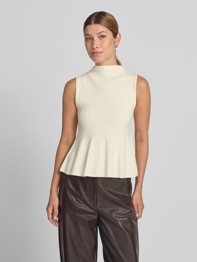 Frauenmodel trägt Stricktop aus Lyocell-Mix mit Stehkragen von Marella, Ripp-Optik, cremefarben, Schößchen, Slim Fit, Ganzkörperansicht von vorne.