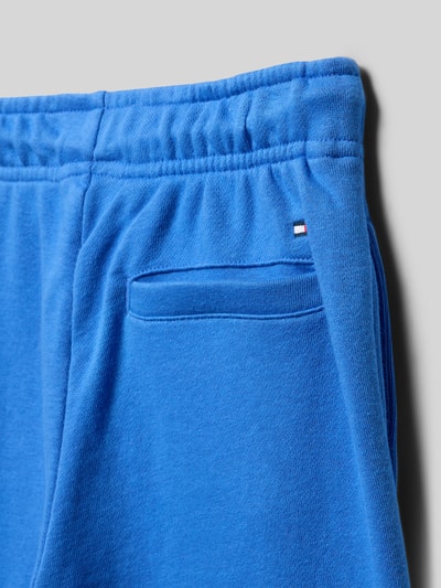 Produktfoto, Regular Fit Sweatshorts aus Baumwoll-Mix von Tommy Hilfiger Teens in kräftigem Blau, Optik: Unifarben, Passform: Regular-Fit, Applikation: Label-Print, Logo-Stitching, Verschluss: Tunnelzug, Taschen: seitliche Eingrifftaschen, Gesäßtasche, Materialverarbeitung: Sweat, Material: Baumwoll-Mix