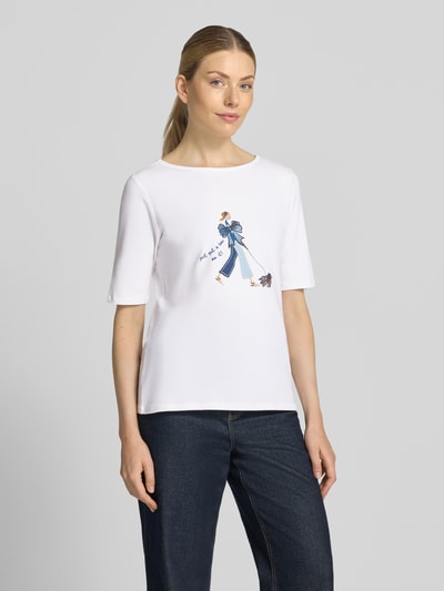 Vrouwenmodel draagt T-Shirt met U-Boot-Ausschnitt van MORE, wit, print, getailleerd model, Halflange mouwen, mix van katoen en elastaan, Ruglengte bij maat 36: 55 cm, Ganzkörperansicht von vorne
