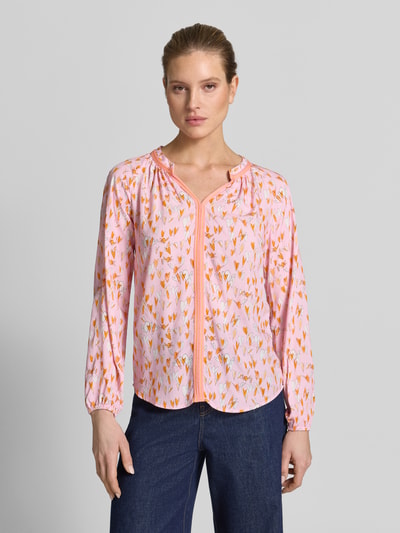 Frauenmodel trägt Regular Fit Bluse aus Viskose mit V-Ausschnitt von Emily Van den Bergh, Allover-Look in Rosa mit Muster, reine Viskose, Ganzkörperansicht von vorne.