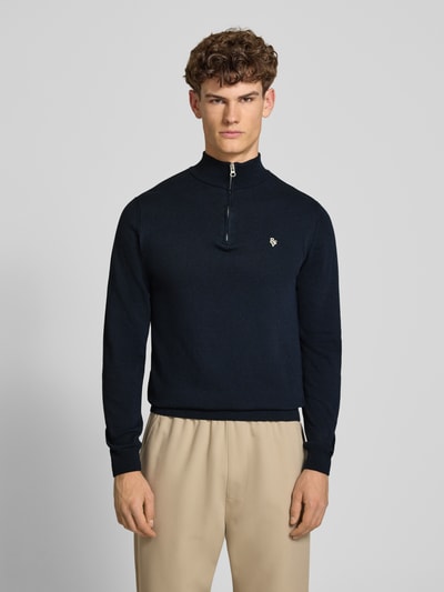 Männermodel trägt Troyer mit Logo-Stitching und kurzem Reißverschluss von REVIEW aus Baumwoll-Mix, Modern Fit, Gerippte-Abschlüsse, Ganzkörperansicht von vorne.