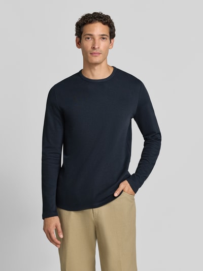 Männermodel trägt Regular Fit Longsleeve aus reiner Baumwolle Modell 'Basic' von Lindbergh, dunkelblau, Rundhalsausschnitt, Ganzkörperansicht von vorne.
