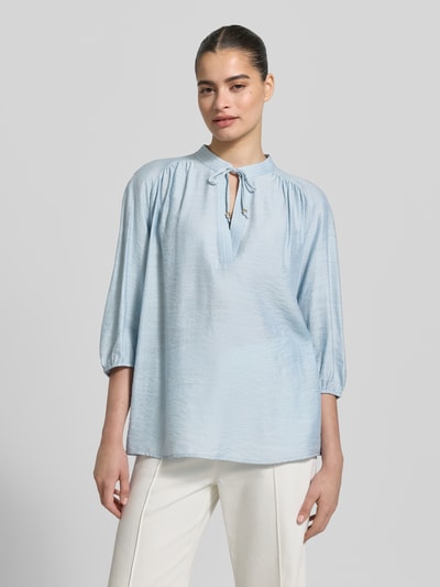 Vrouwenmodel draagt Regular Fit Bluse mit Schnürung und 3/4-Arm van Jake*s collectie uit viscosemix, opstaande kraag, lichtblauw, ruglengte 66 cm, mouwlengte 56 cm, voorkant totaalbeeld