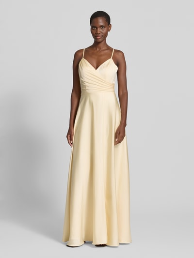 Frauenmodel trägt Maxikleid aus Satin mit Drapierungen von Laona in Creme, A-Linie, V-Ausschnitt, Spaghettiträger, Ganzkörperansicht von vorne.