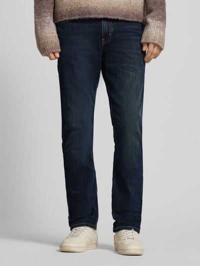 Männermodel trägt Slim Fit Jeans aus katoenmix Modell '511™' van Levi's®, donkerblauw, 5-pocket, vooraanzicht, close-up onderlichaam.