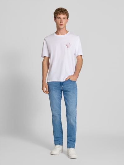 Männermodel trägt Regular Fit Jeans aus Baumwoll-Mix Modell 'WEFT' von ONLY & SONS in Hellblau, Ganzkörperansicht von vorne.
