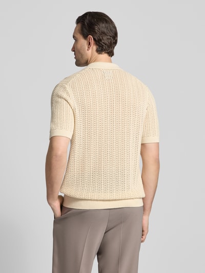 Männermodel trägt Regular Fit Freizeithemd im Loch-Design von MCNEAL in Beige, reine Baumwolle, Rückenansicht, Ganzkörperansicht Rückansicht.