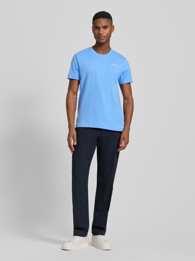 Mannelijk model draagt Regular Fit Pyjama-Oberteil aus reiner Baumwolle Modell 'CREW-SLEEP-TOP' van Polo Ralph Lauren Underwear, effen lichtblauw, korte mouwen, labelprint, logo-stiksel, ronde hals, pure katoen, ganzebodyvooruitzicht.