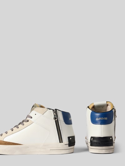Produktfoto, High Top Sneaker mit Label-Print Modell 'SK8 DELUXE' von Crime London, weiße und blaue Kontraste, strukturierte Sohle, seitlicher Zipper, Herren Sneaker mit rundem Schnitt und Logo, Schnürverschluss, 3 cm Absatz bei Größe 44, 9 cm Schafthöhe, 10 cm Schaftweite