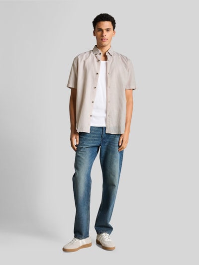 Männermodel trägt Relaxed Fit Freizeithemd aus Leinen-Baumwoll-Mix von Tom Tailor Denim in Optik: Unifarben, Ganzkörperansicht von vorne.