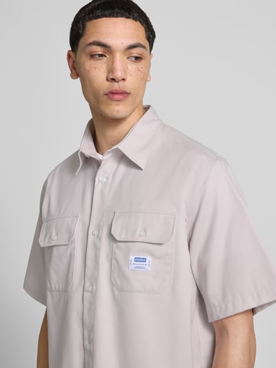 Männermodel trägt Oversized Freizeithemd aus reiner Baumwolle Modell 'Ekyno' von Hugo Blue, Optik: Unifarben, Twill, Nahaufnahme Oberkörper.