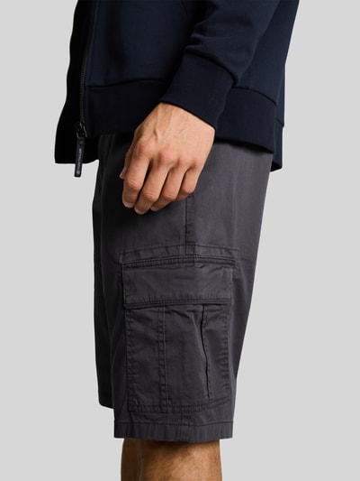 Männermodel trägt Regular Fit Cargoshorts aus Baumwoll-Mix von Tom Tailor, Optik: Unifarben, Strukturiert, Label-Patch, Nahaufnahme Oberschenkel.