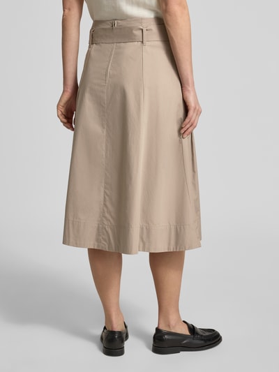 Frauenmodel trägt Regular Fit Midirock in Falten-Optik von Christian Berg Woman aus Reine Baumwolle, beige, Abnehmbares Stoffband, Reißverschluss, Rückansicht Ganzkörperansicht.