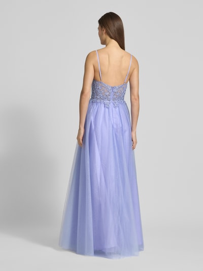 Frauenmodel trägt Abendkleid mit floralem Spitzenbesatz von Mascara in Flieder mit Glitzer-Optik, Tüll-Rockteil, Maxilänge, Ganzkörperansicht Rückansicht.