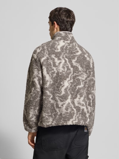 Mężczyzna model nosi Regular Fit Futerko-Kurtka z wzorem na całej powierzchni Model 'JAIMY' od Only & Sons, imitacja futerka, stójka, zamek błyskawiczny, elastyczne wykończenie rękawów, tunel na dole, kieszeń na piersi, wykończenie materiału: futerko, całkowity widok z tyłu.