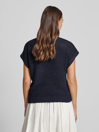 Frauenmodel trägt Strickshirt mit Kappärmeln Modell 'Estapper' von FREE/QUENT in Dunkelblau, strukturierte Optik, Rückenansicht, Regular-Fit, Rundhalsausschnitt, Rückenlänge bei Größe S: 55 cm, Ärmellänge bei Größe S: 24 cm. Ganzkörperansicht Rückansicht.